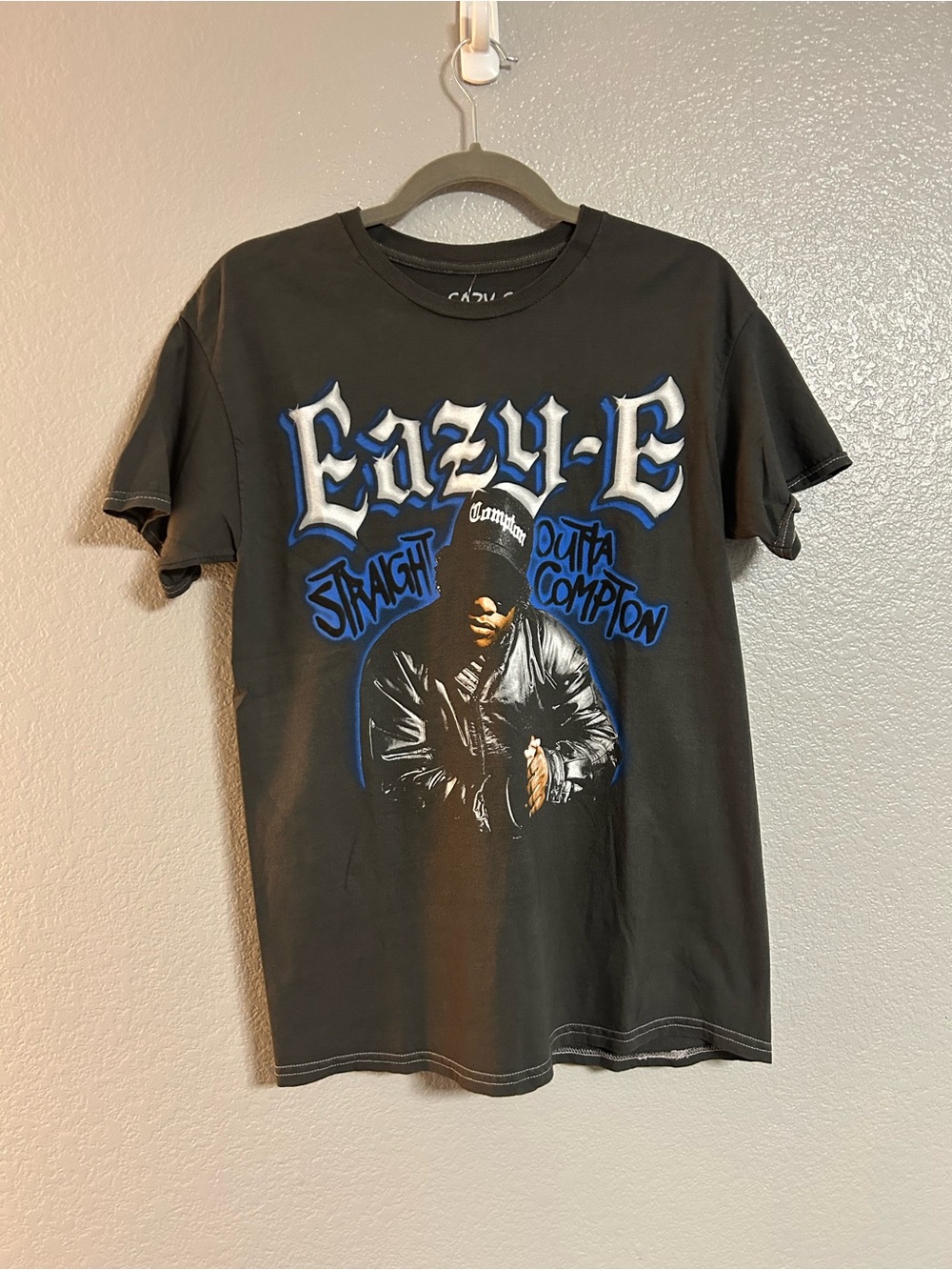 Women’s gray blue black white graphic hip hop t shirt T-shirt size small